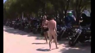 Koleś ubrany tylko w samą w skarpetę zabłysnął na antenie