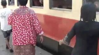 Wsiadanie do pociągu w Tajlandi