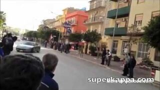 Ferrari wpada na Van w ruchliwej ulicy