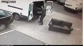 Niedoszła kradzież sofy z salonu - Sofa Fails