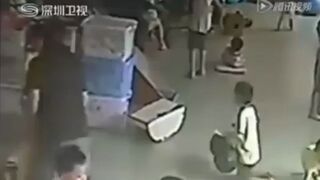 Rzucił o ziemię 4-letnim chorym dzieckiem