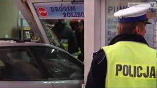 Blondynka wjechała autem do sklepu
