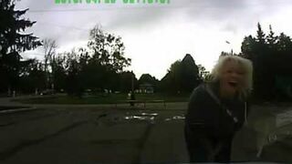 Kobieta otwiera maskę samochodu