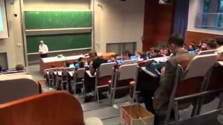 Student na wykładzie z maszyną do pisania