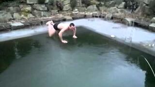 Gość skacze na lód