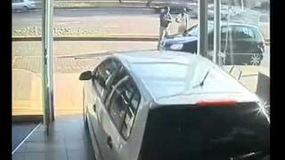 Blondynka i nowiutki samochód z salonu