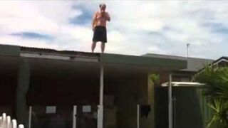 Skok z dachu do basenu...coś poszło nie tak