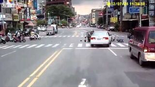 Car takes out scooters in hit and run-Китайская взаимопомощь