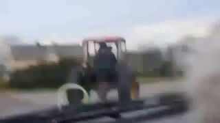 Drift i palenie gumy traktorem