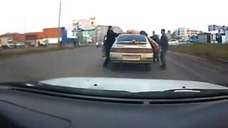 Biegł po samochodach, trafił na policje