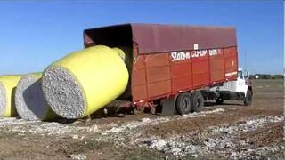 Pakowanie bawełny na ciężarówkę