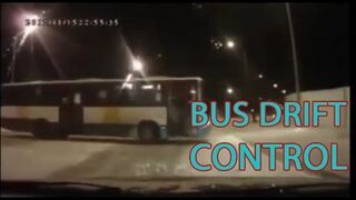 Bus Loses Control on Ice - автобус дрифтует на снегу