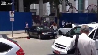 Zdradzona kobieta niszczy auto swojego faceta