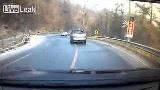 В Китае на горной дороге столкнулись две машины