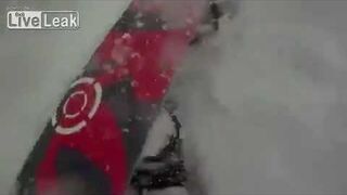 Spadł po śniegu na snowboard