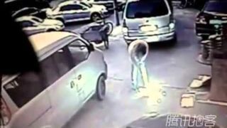 Eksplozja, właz przy restauracji zabija kobietę