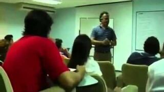 Zdenerwowany nauczyciel celnie rzuca gąbką