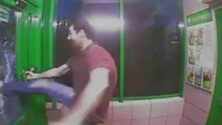 Bo nie mógł otworzyć drzwi!