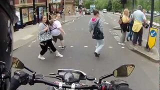 Straszenie pieszych dźwiękiem motocykla