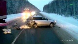 Ciężarówka uderzyła w auto. A z niego wypadło... dziecko!