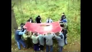 Rosja: Skok z drzewa