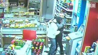 Obezwładniony złodziej zaczyna płakać!