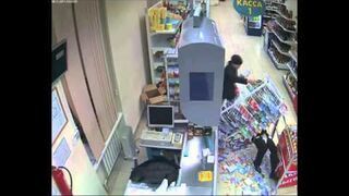 Tymczasem ochroniarz w sklepie