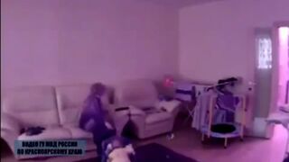 Rosja: Niania bije dziecko!