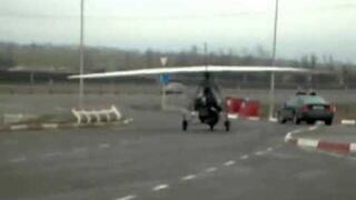 Tankowanie motolotni na stacji benzynowej i odlot