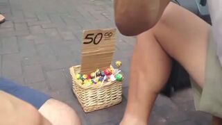 Facet na ulicy robi rzeźby z lizaków