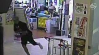 Złodziej podczas ucieczki uderza w szklane drzwi