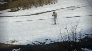 Samotny jeździec na stoku...