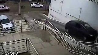 Kobieta zapomina zaciągnąć ręcznego