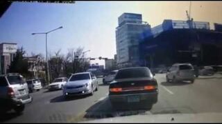 Kobieta cofa autem, nie siedząc w nim