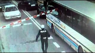 POLICJA Lębork - policjant zapobiegł katastrofie