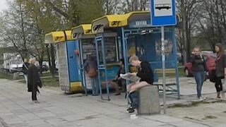 Załatwia nr2 na przystanku!