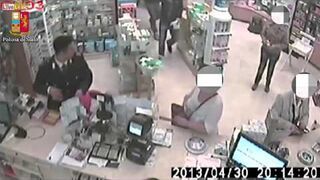 Włochy: nieudany rabunek bandyta nie zauważył policjanta