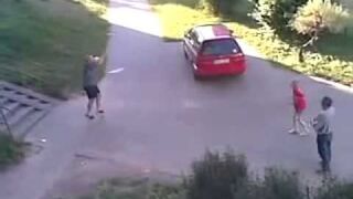 Football fail : Goalkeeper her head hits