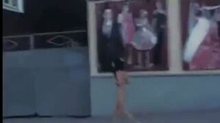 Przegrała zakład, musiała... BIEGAĆ NAGO!