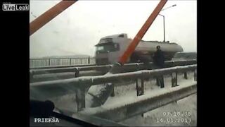 Police Stops Women from Suicide Attempt