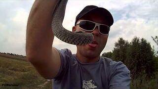 Która pocałuje mnie i mojego węża?