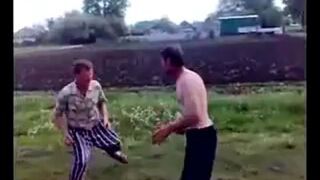 Bójka na polu! (Супер драка.)