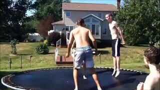 Do basenu z trampoliny