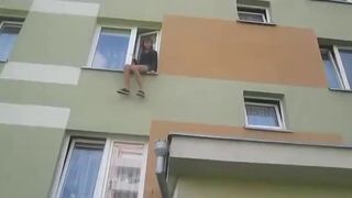 Młodociana omija szlaban rodziców