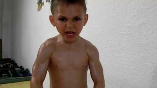 Zobacz jak ćwiczy mały siłacz