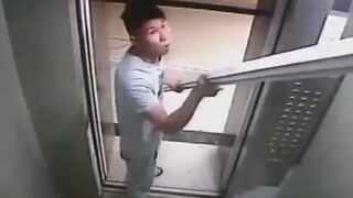 Chińczyk przewozi rury windą