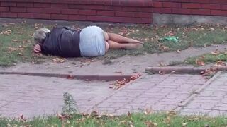 Pijana baba na ulicy