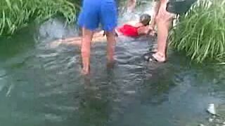 Pijana kobieta leży w wodzie