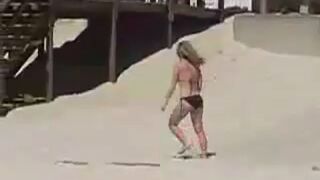 Pijana blondyna na plaży