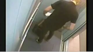 Co robi dostawca pizzy w windzie?!